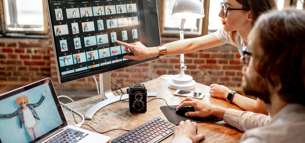 Fotostudio - zwei Personen treffen eine Bilderauswahl