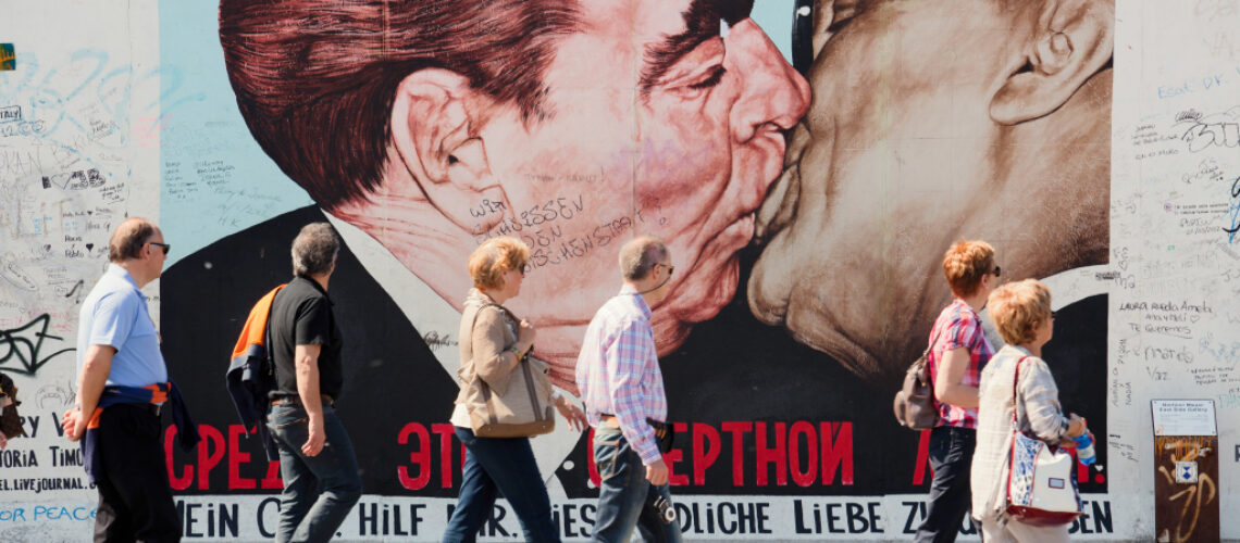 east side gallery The kiss berlin