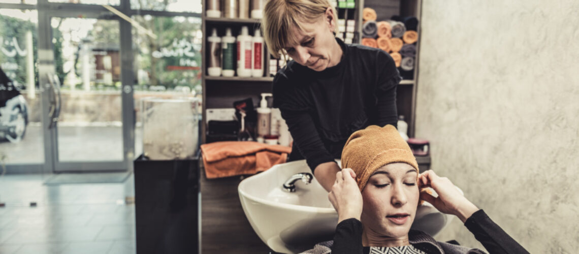 Ansicht Friseurin und Kundin beim Haare waschen